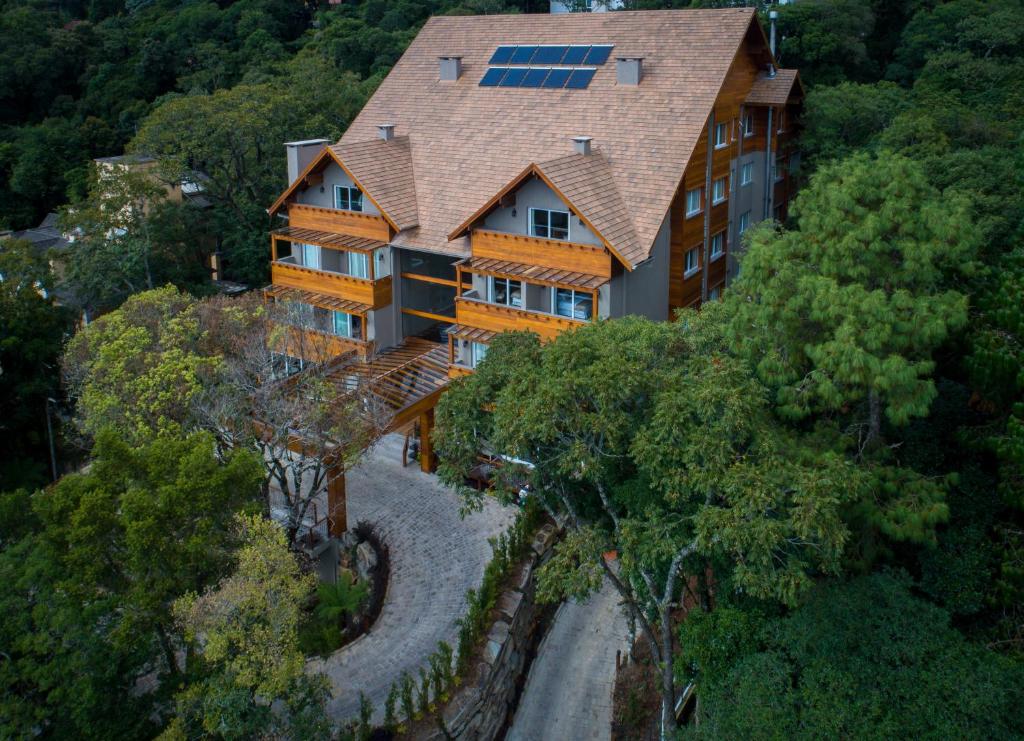 Vista do alto do hotel refúgio da montanha em Gramado. Esta envolvido por árvores e tem um estilo alpino. 