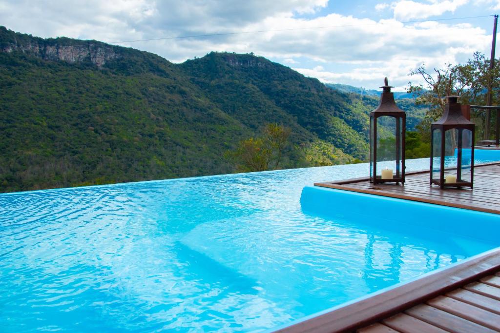 Piscina de borda infinita com o visual das montanhas ao fundo. Hotéis em gramado pet friendly.