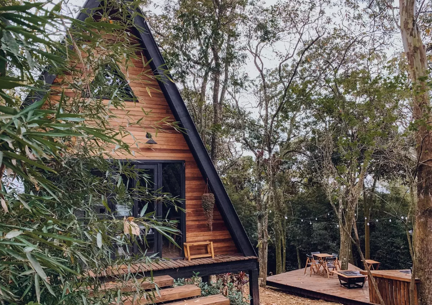 Fachada de um chalé em estilo alpino, de madeira, em Cabanas no interior de São Paulo.