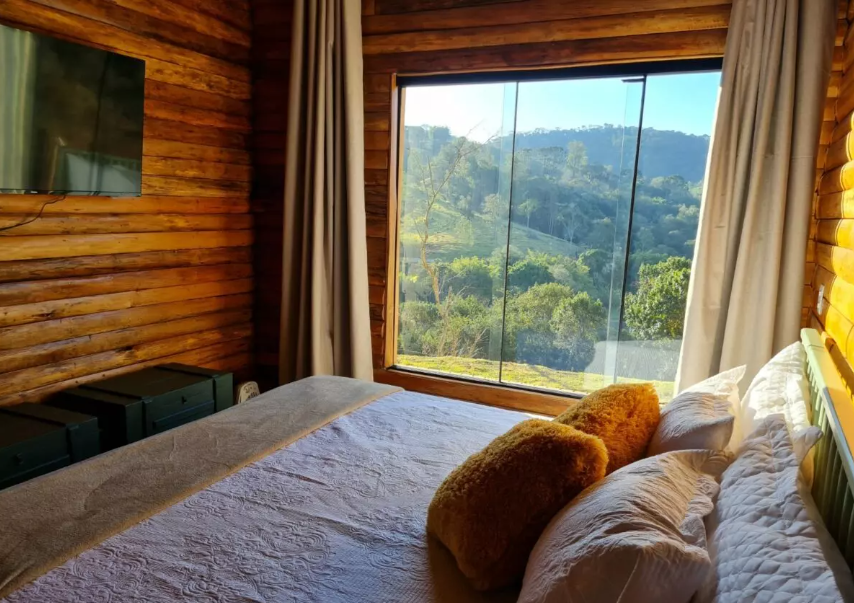 Quarto de casal com vista para as montanhas em Cabanas no interior de São Paulo.