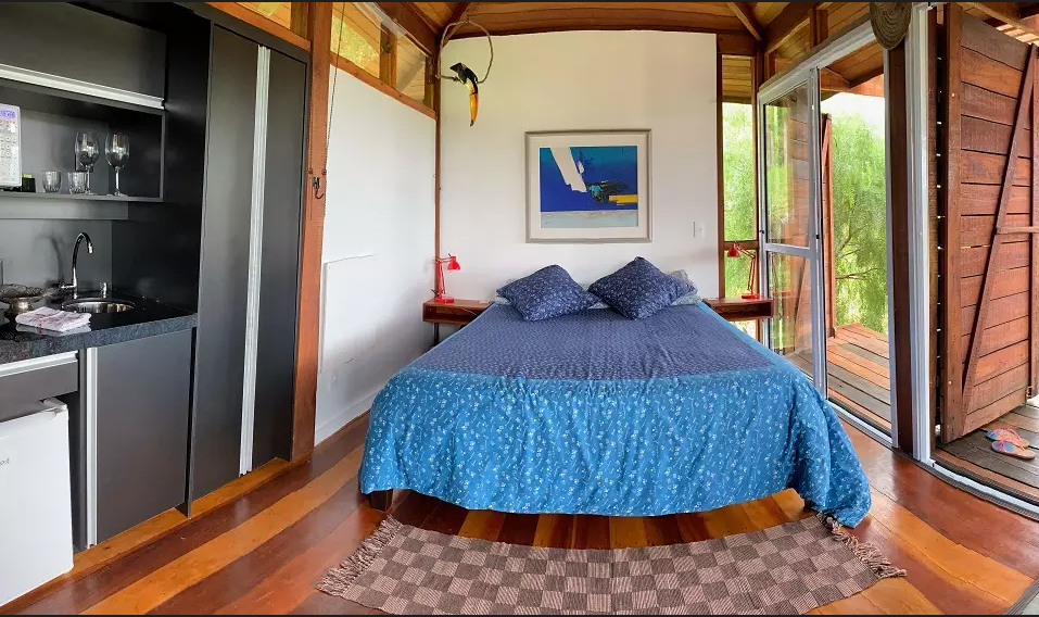 Cabanas no interior de São Paulo com cozinha e varanda no quarto de casal. 