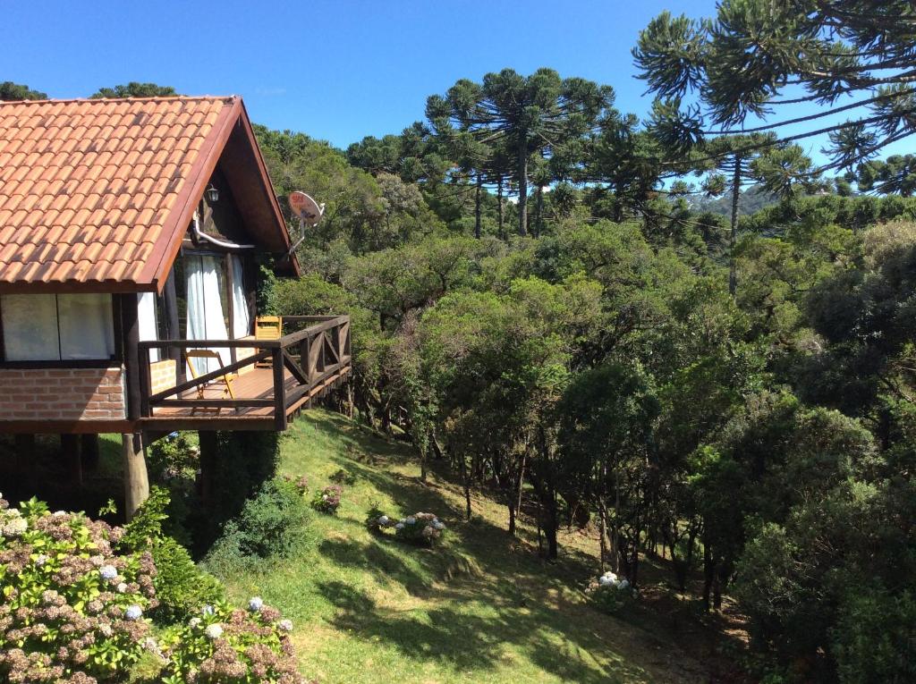 Chalé com vista para uma bela área verde em Chalés românticos em Campos do Jordão