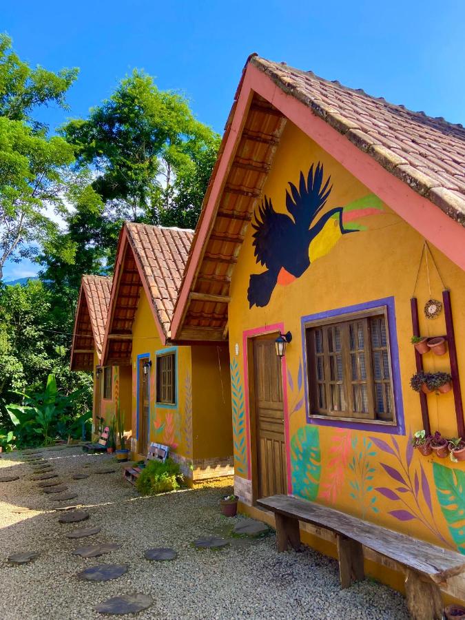 Fachada de chalés petfriendly em Ubatuba