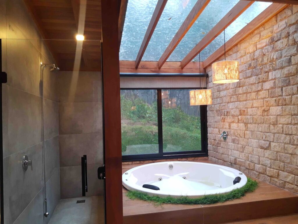 banheira hidromassagem com teto solar em chalés românticos em Santa Catarina