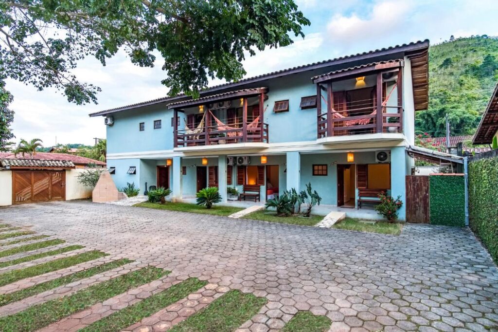 Fachada de pousada de bom custo-benefício em Ubatuba