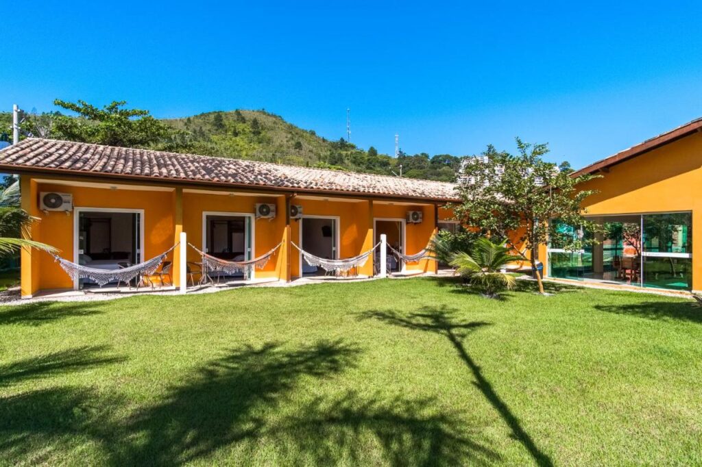 Fachada da pousada em Ubatuba pet friendly, com redes na frente de cada porta
