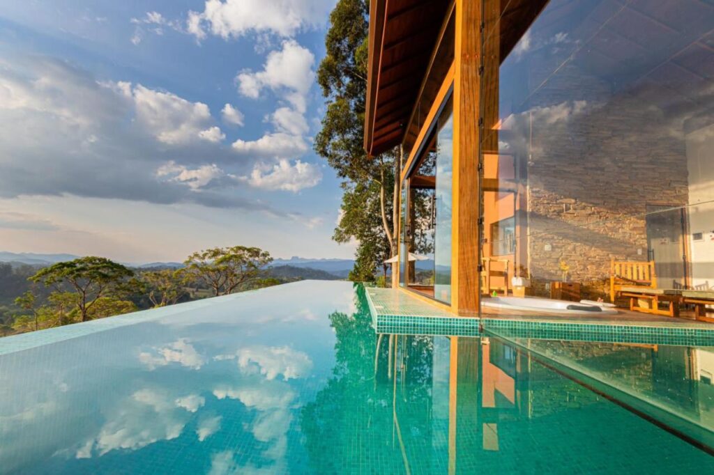 Piscina de borda infinita para as montanhas em Chalés em Santo Antônio do Pinhal