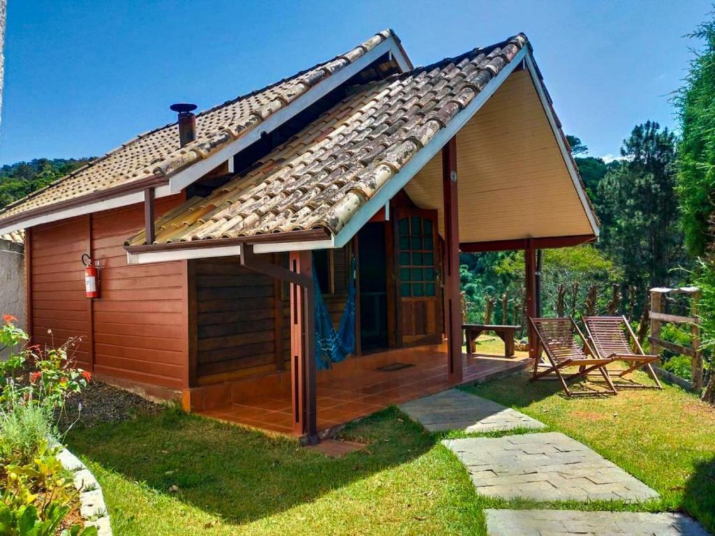 Chalés em Santo Antônio do Pinhal, fachada de uma casinha de madeira com varanda