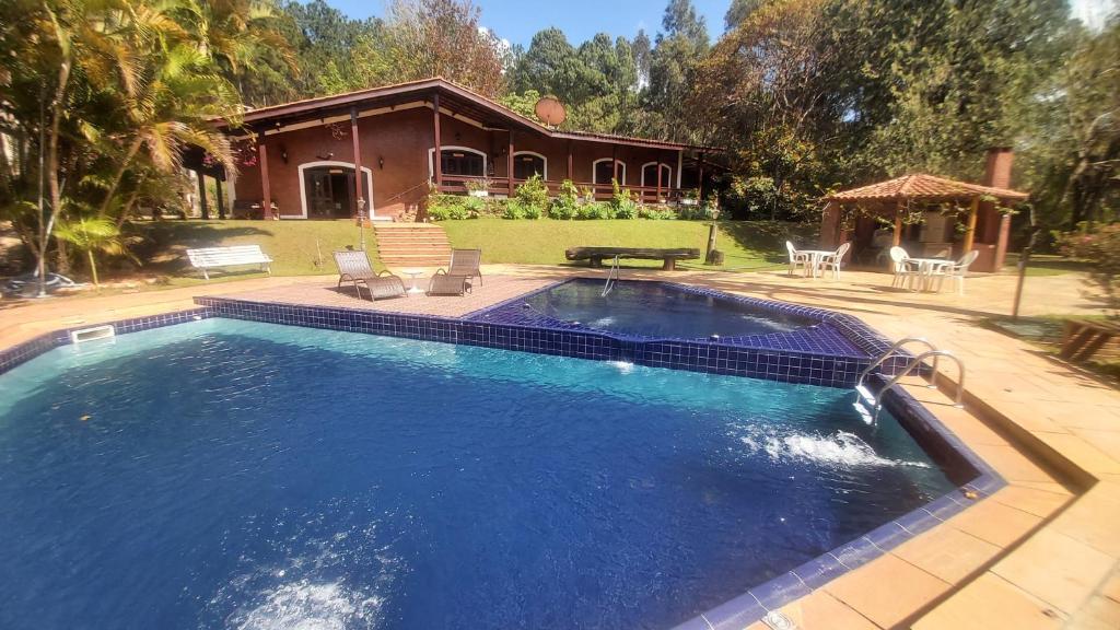 Piscina ao ar livre em chalés românticos em Serra Negra.