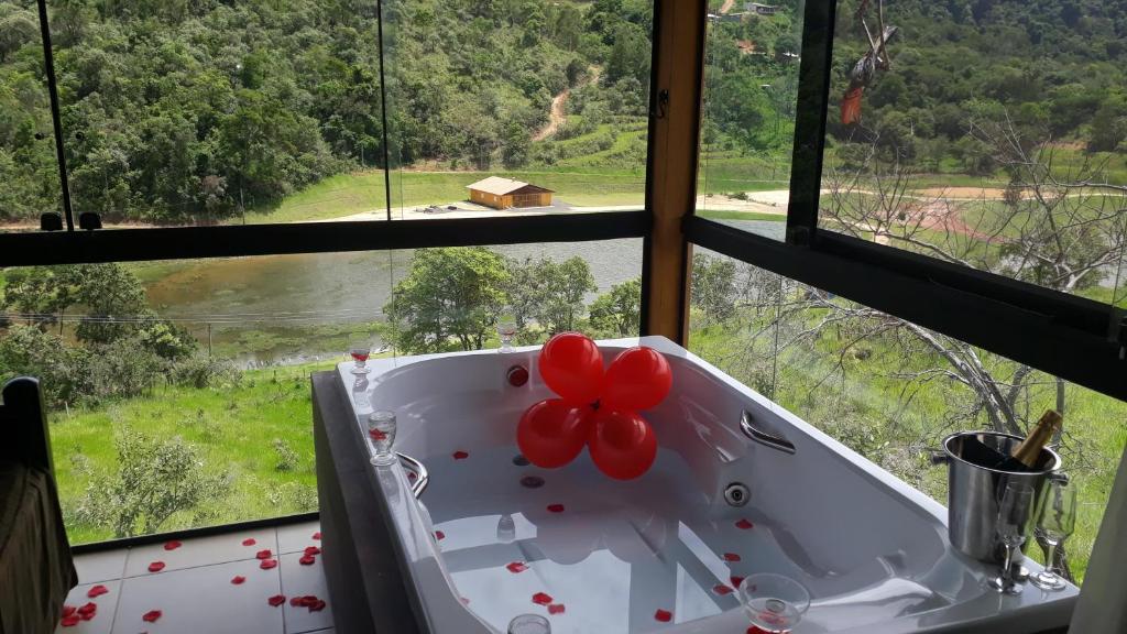 Hidromassagem com vista para o rio em Chalés românticos em Serra Negra.