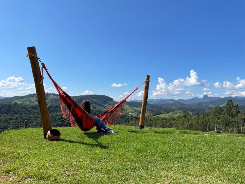 Vista da pedra do baú de chalés em Santo Antônio do Pinhal