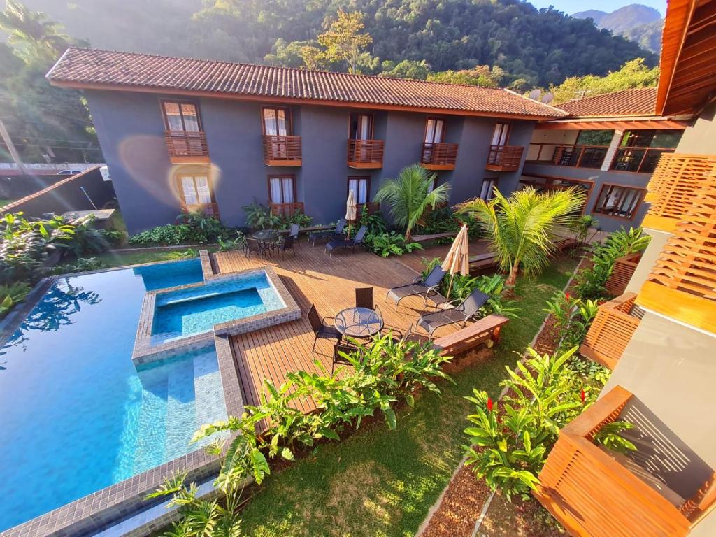 Pousadas petfriendly em Ubatuba - vista da área da piscina ao ar livre.