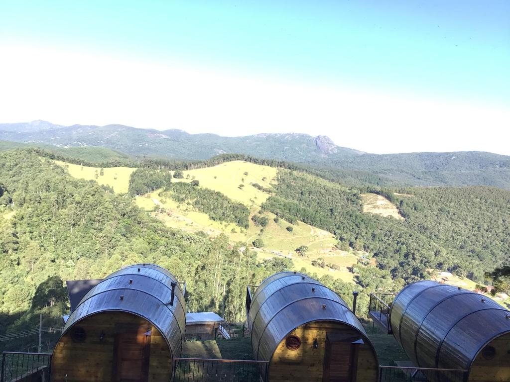 Quartos em barris com vista para as montanhas. Chalés românticos em Monte Verde