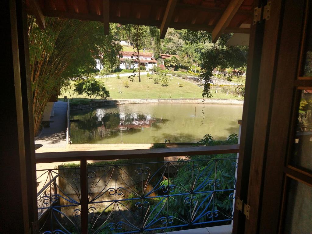 Vista para o lago em chalés românticos em São Roque