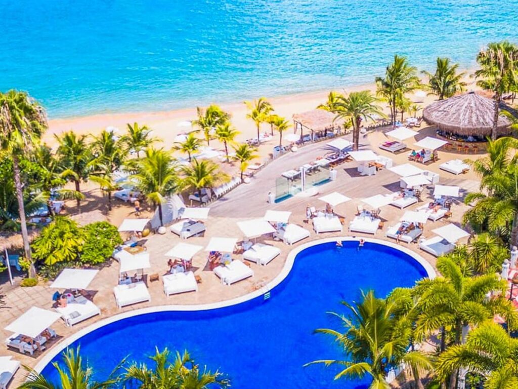 Piscina ao ar livre com vista para o mar em hotéis de luxo Ilhabela