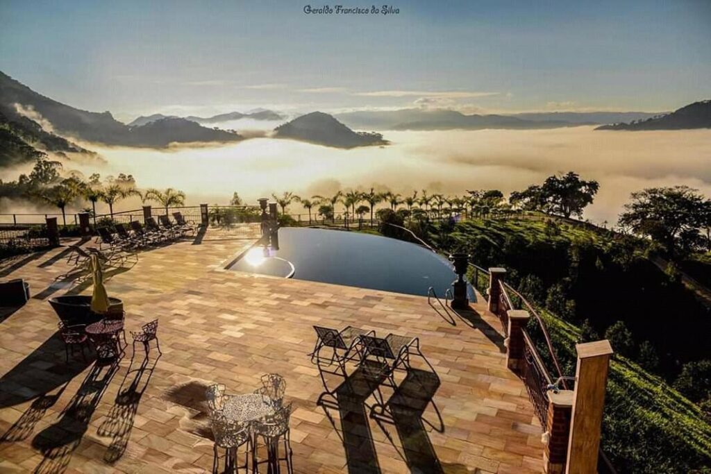 Piscina de borda infinita para a pedra do baú em pousadas românticas interior SP