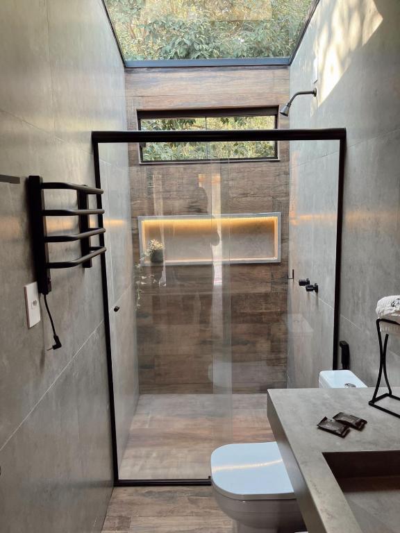 Banheiro com teto solar na área da ducha em pousadas românticas interior SP