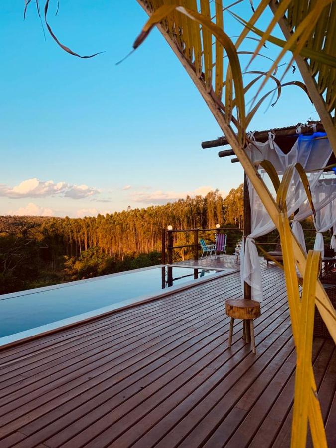 Piscina ao ar livre, de borda infinita, em pousadas românticas interior SP.