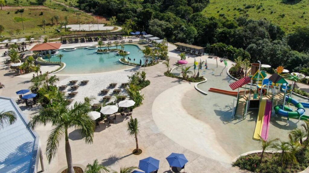 Área de piscinas do resort Cyan em Itupeva