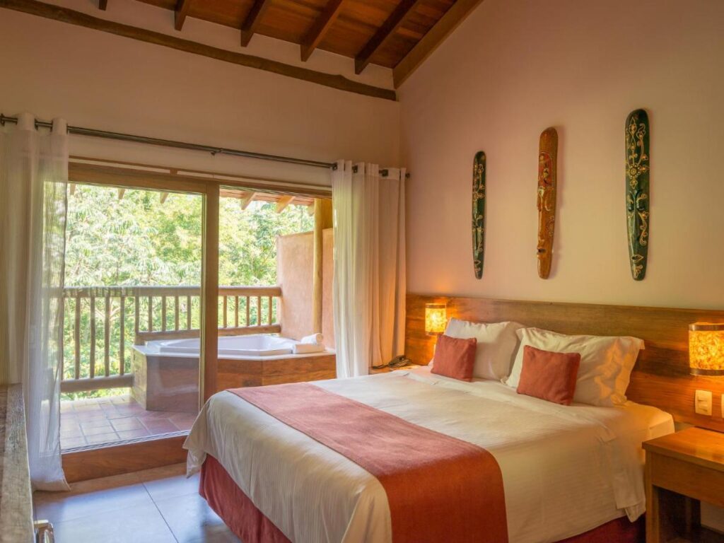 Quarto de casal com hidromassagem na varanda em hotéis de luxo Ilhabela.