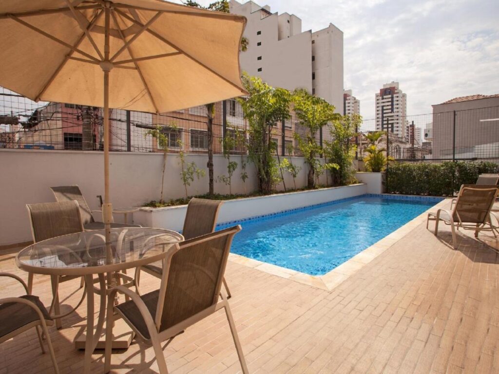 Piscina ao ar livre no hotel Comfort Nova Paulista, em São Paulo