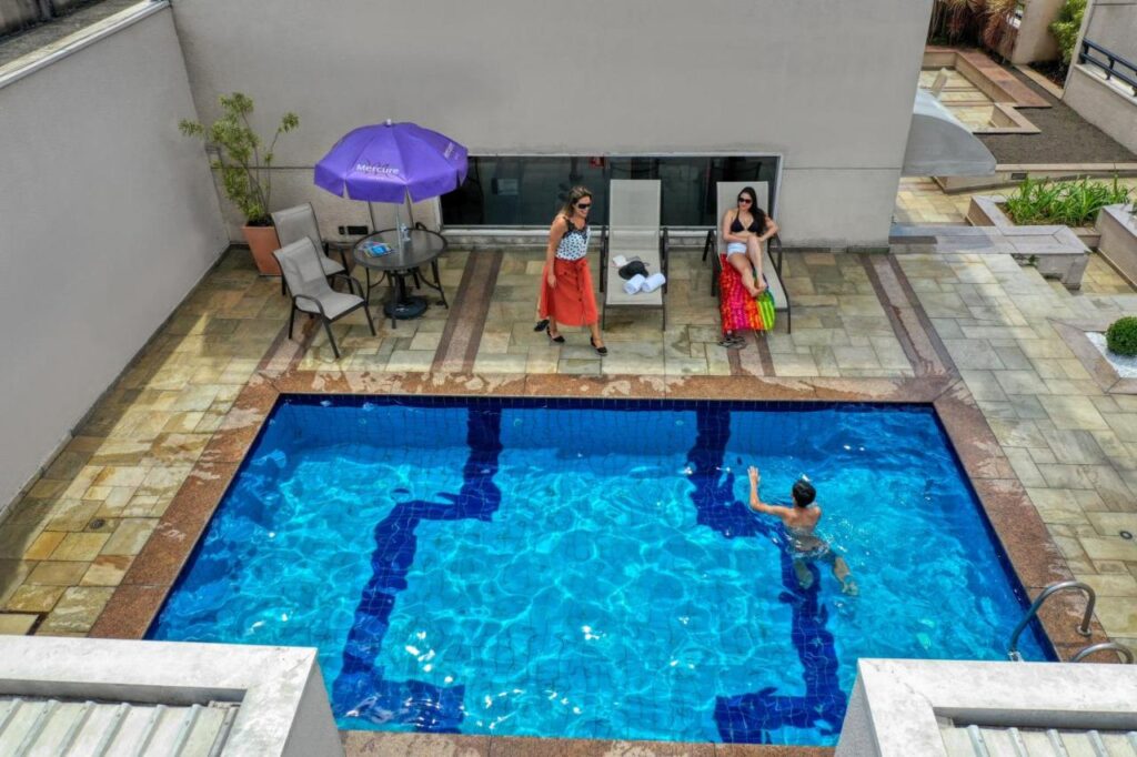 Piscina ao ar livre no Mercure em São Paulo