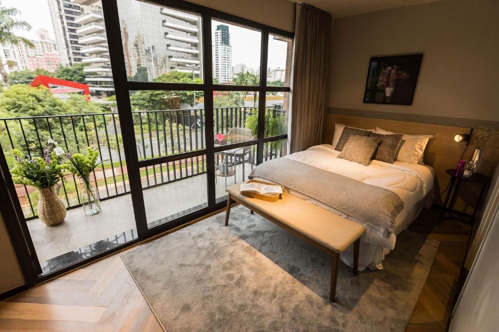 Apartamento com quarto casal e ampla varanda com vista da cidade