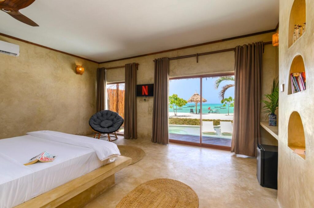 Quarto com janelão de vidro e vista para o mar em hotéis em Zanzibar