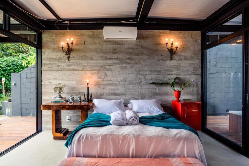 Quarto com cama queen em hotéis boutique ilhabela