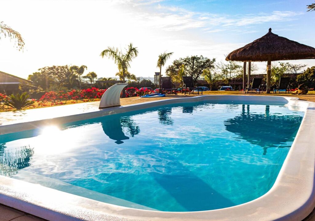 Piscina ao ar livre em pousada em Holambra