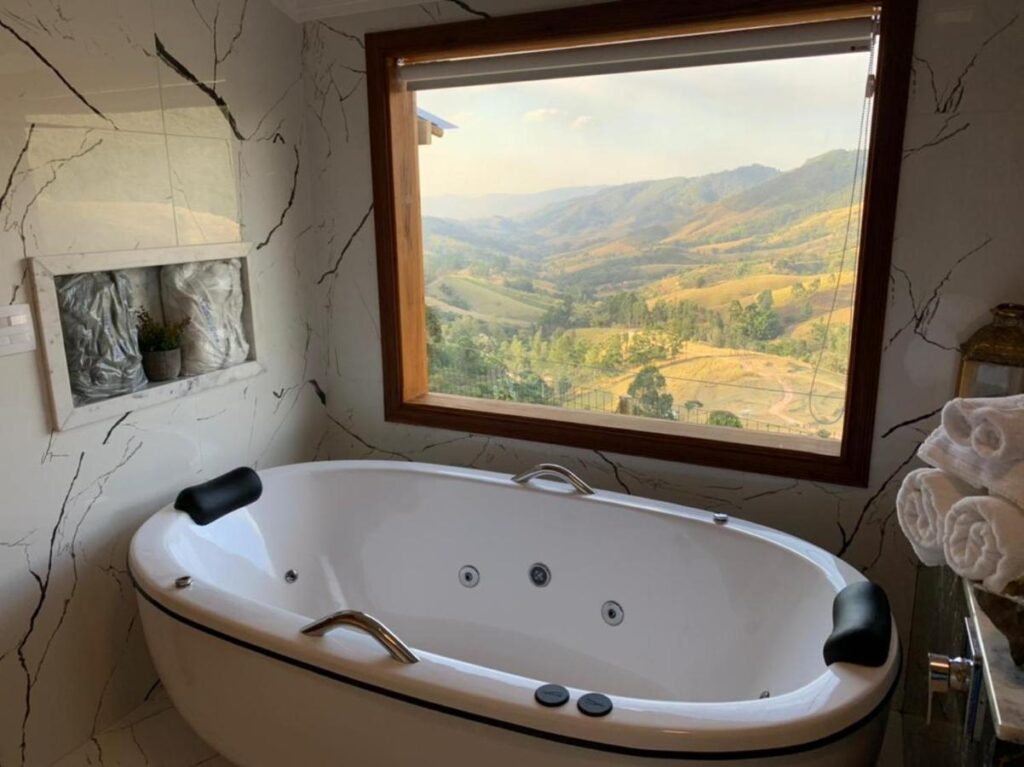 Hidromassagem com vista para as montanhas em hotel romântico no interior SP