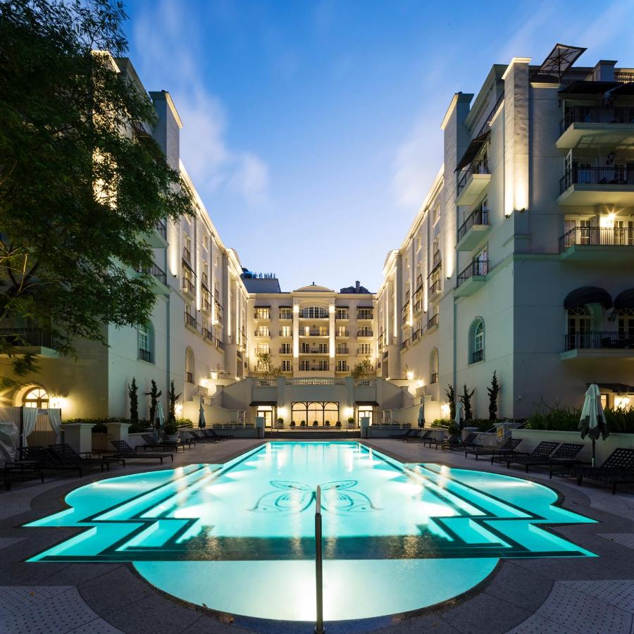 Piscina ao ar livre em hotel romântico no interior SP