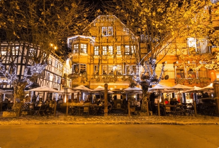 Cervejaria Baden Baden toda iluminada de noite em onde ficar em Campos do Jordão