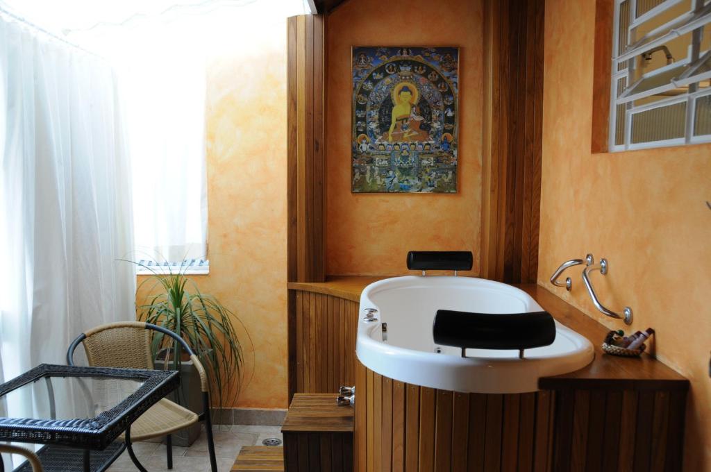 Pousada Villa Capivary com banheiro de hidromassagem no quarto
