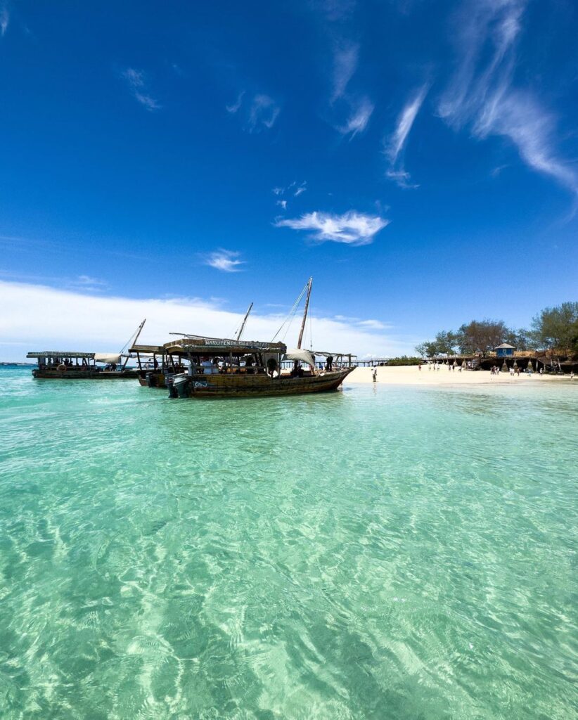 Seguro Viagem Zanzibar - barco na água