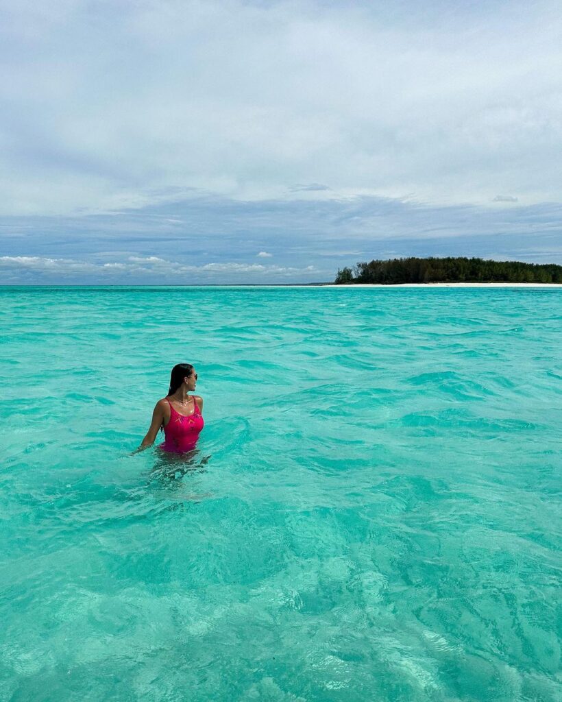 Livia no mar azul transparente de Zanzibar