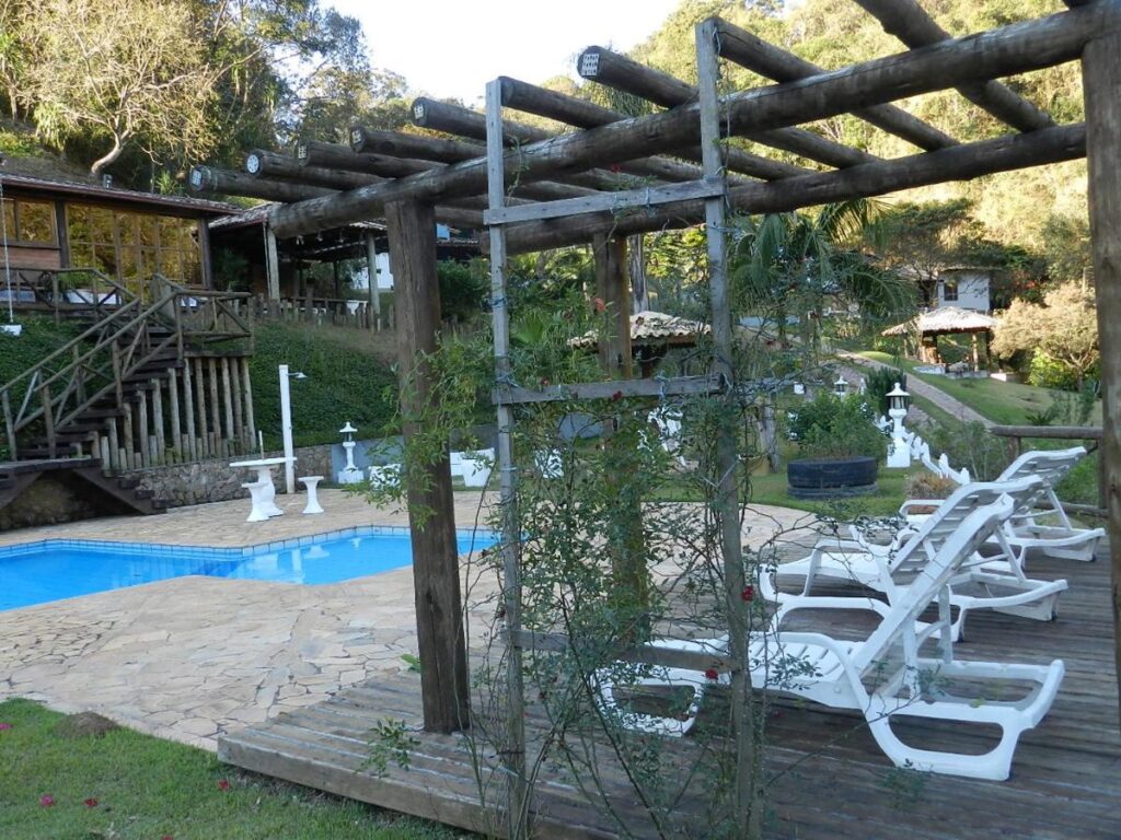 Piscina ao ar livre com espreguiçadeiras em Pousadas Monte Alegre do Sul.