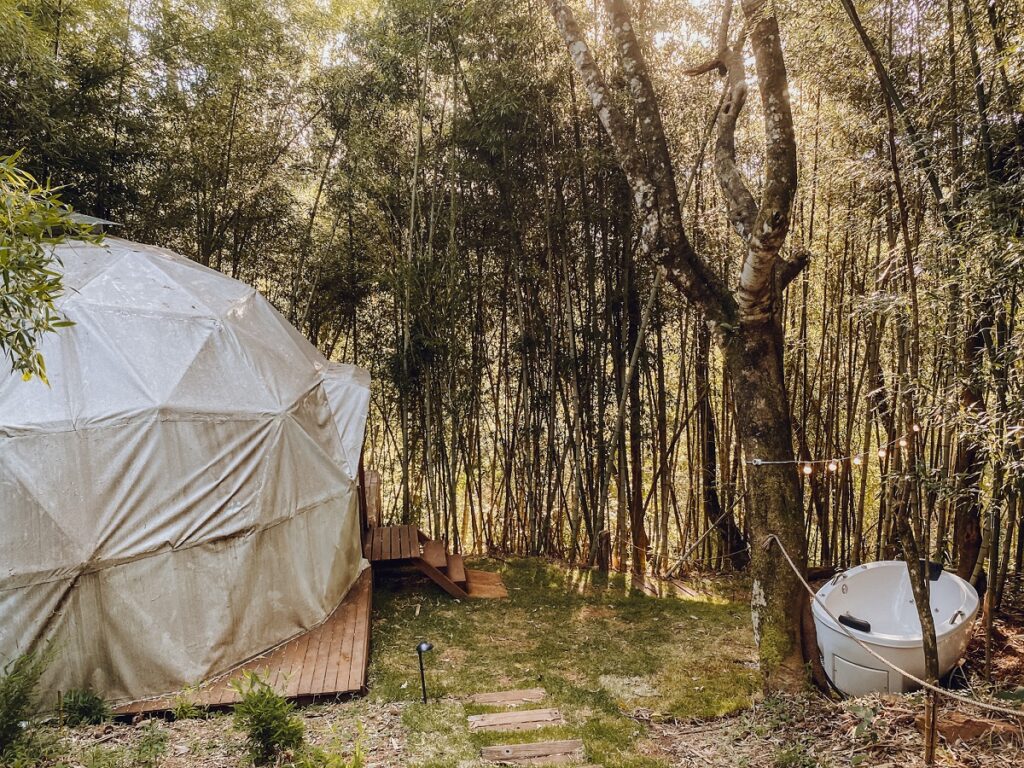 Fachada do Domo Bambu na Serra da Cantareira com hidromassagem ao ar livre.