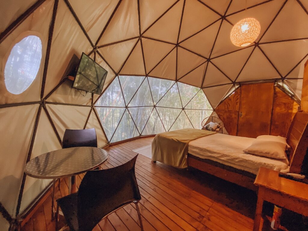 Quarto em domos perto de São Paulo com vista para a natureza e cama de casal.