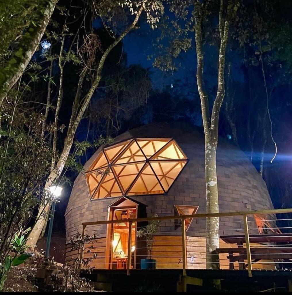 Fachada de domo em Cotia, perto de São Paulo.