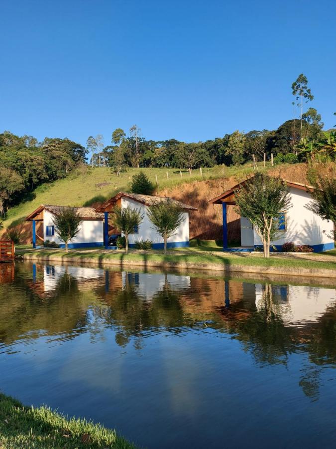 Chalés à beira do rio em Pousadas Monte Alegre do Sul