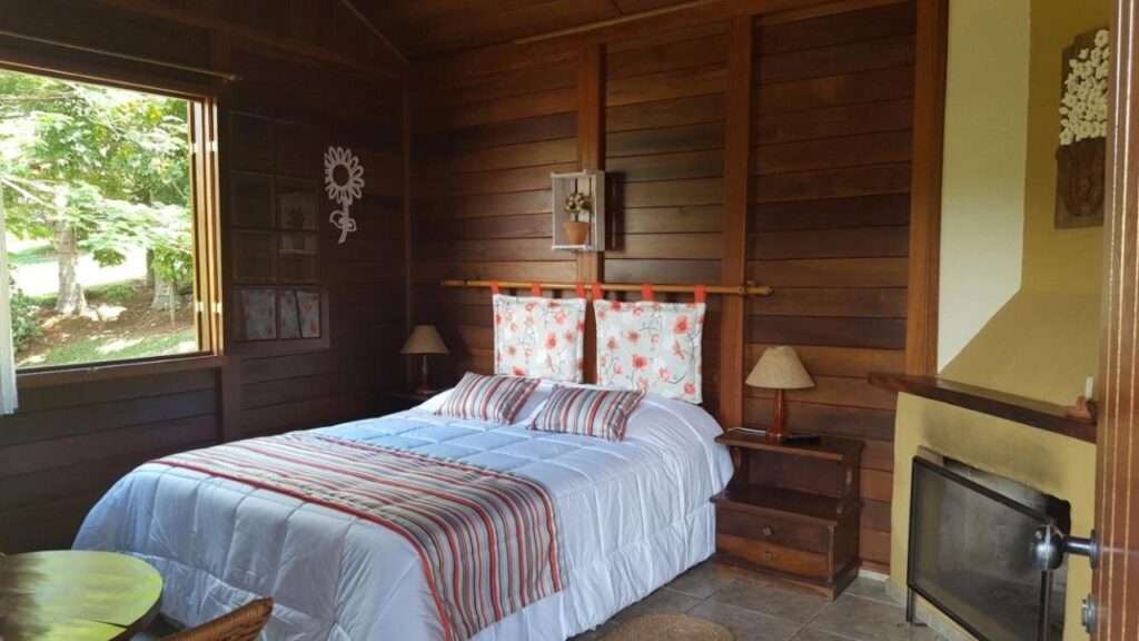 Chalé com cama de casal e lareira, mais vista para natureza em pousadas Monte Alegre do Sul