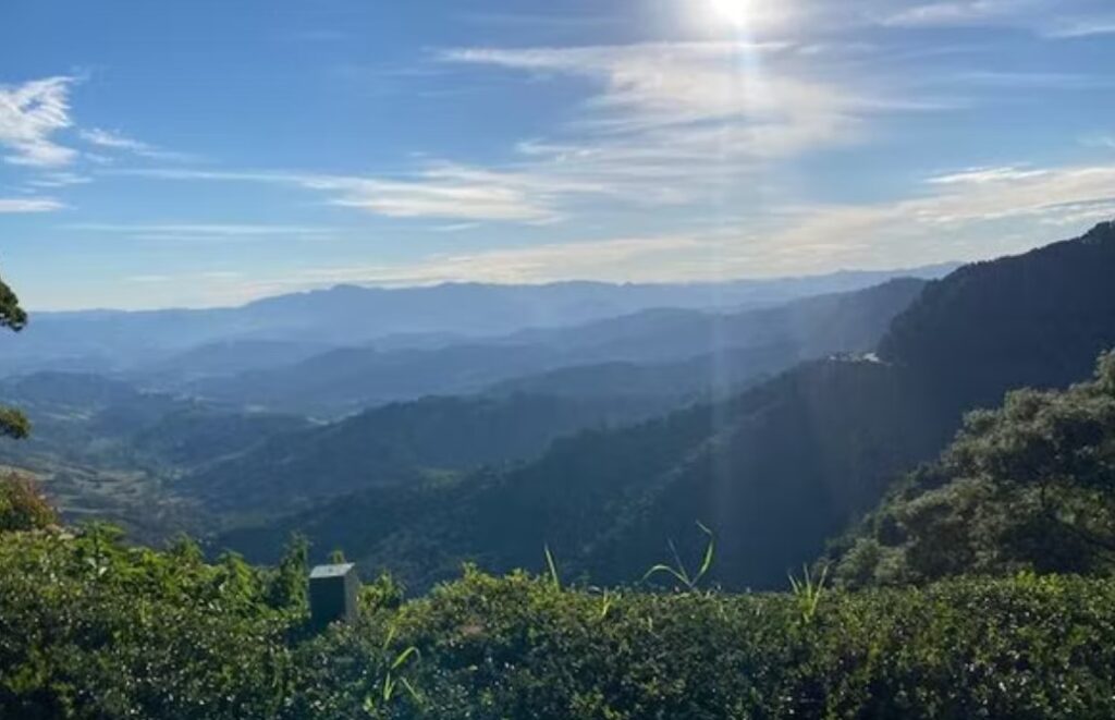 Vista do mirante para as montanhas no Parque Amantikir em onde ficar em Campos do Jordão