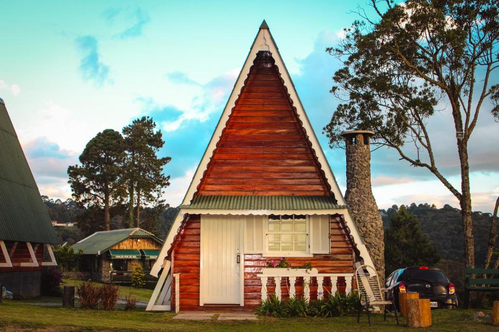 Fachada de chalés e pousadas em Campos do Jordão com lareira