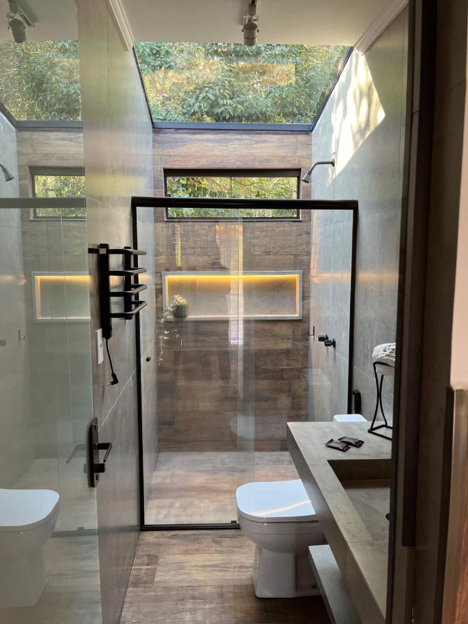 banheiro com teto de vidro em pousadas em Amparo.
