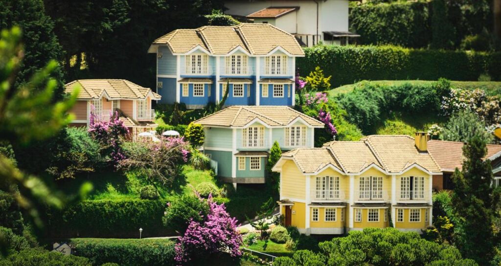 Fachada da Vila Cores em Campos do Jordão, casinhas coloridas