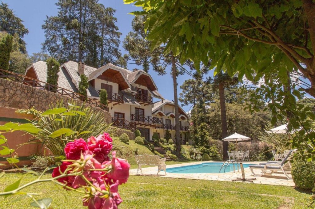 Vista de jardim com piscina na pousada onde ficar em Campos do Jordão casal