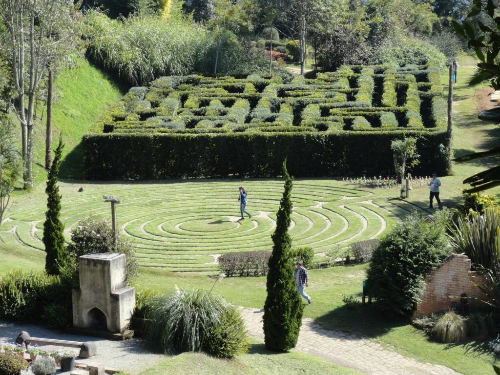 Labirinto no jardim Adamankir. Onde ficar Campos do Jordão Casal