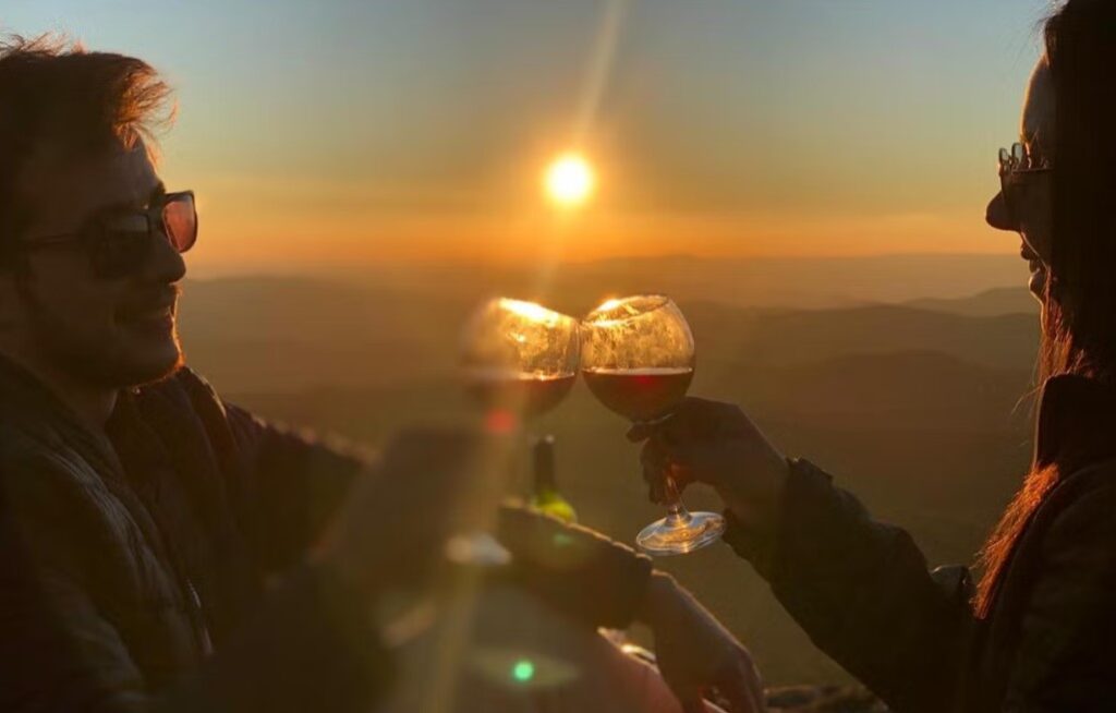 Trilha com piquenique ao entardecer em Monte Verde