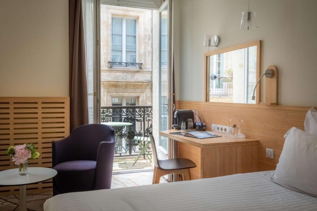 Quarto de hotel com varanda em Bordeaux - Viajando com Livia